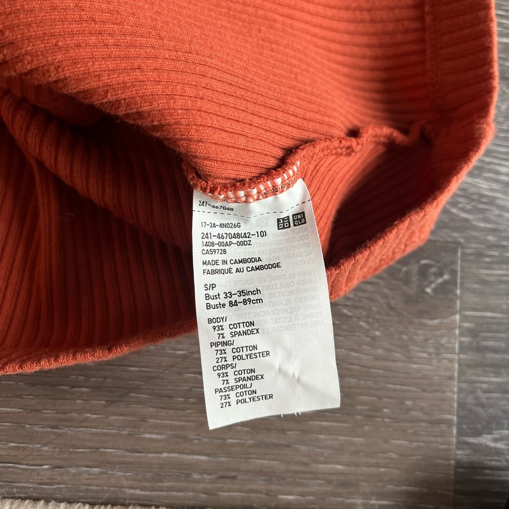 🦋UNIQLO High Neck Ribbed Cropped Tank - Picture 2 of 2